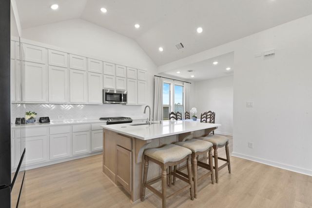 11915 S Pavillion Drive, Mont Belvieu, TX 77523