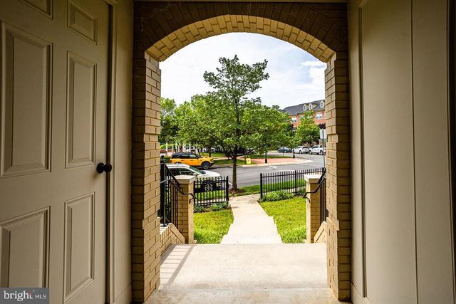7931 CRESCENT PARK DR, Gainesville, VA 20155