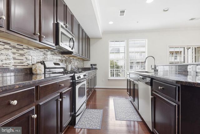 7931 CRESCENT PARK DR, Gainesville, VA 20155