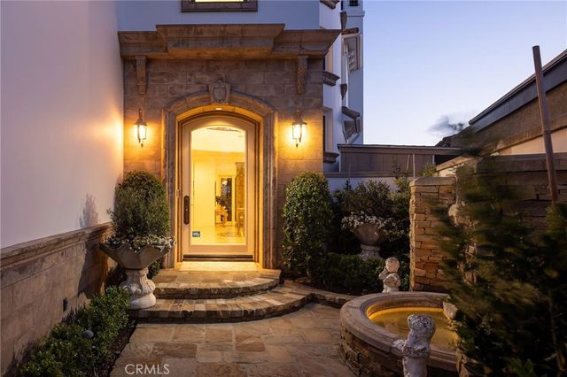 16111 Santa Barbara Lane, Huntington Beach, CA 92649
