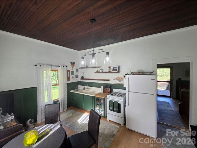 38 Lloyd Barnwell Road, Hendersonville, NC 28792