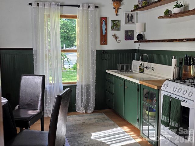 38 Lloyd Barnwell Road, Hendersonville, NC 28792