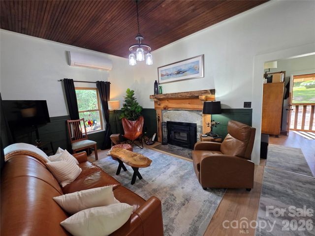 38 Lloyd Barnwell Road, Hendersonville, NC 28792