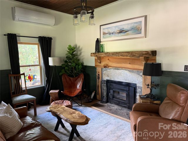 38 Lloyd Barnwell Road, Hendersonville, NC 28792