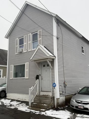 11 Cottage St, Lowell, MA 01852