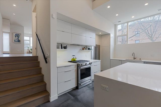 559 E 50th Street, Chicago, IL 60615