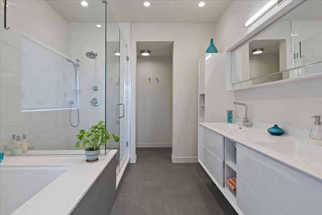 559 E 50th Street, Chicago, IL 60615