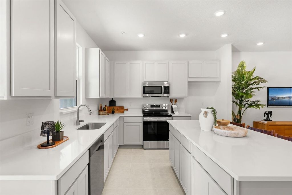 Image 12 of property listing at 711 BLISSFUL GARDENS WAY, Apopka, FL 32703