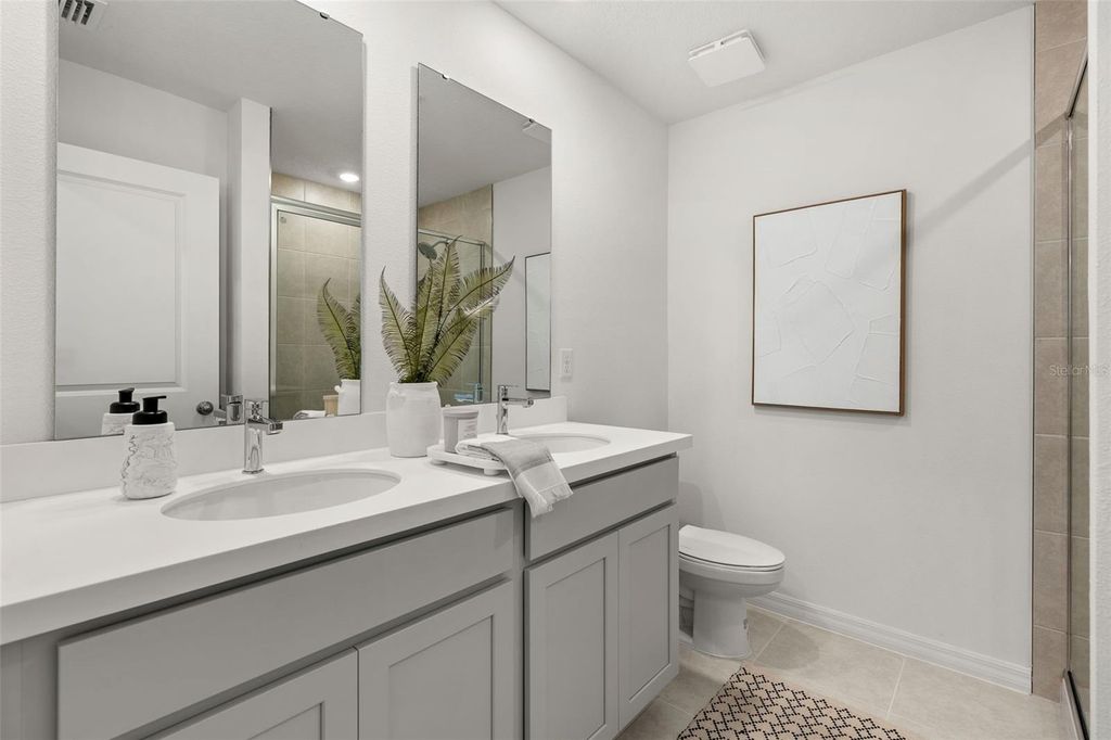 Image 21 of property listing at 711 BLISSFUL GARDENS WAY, Apopka, FL 32703