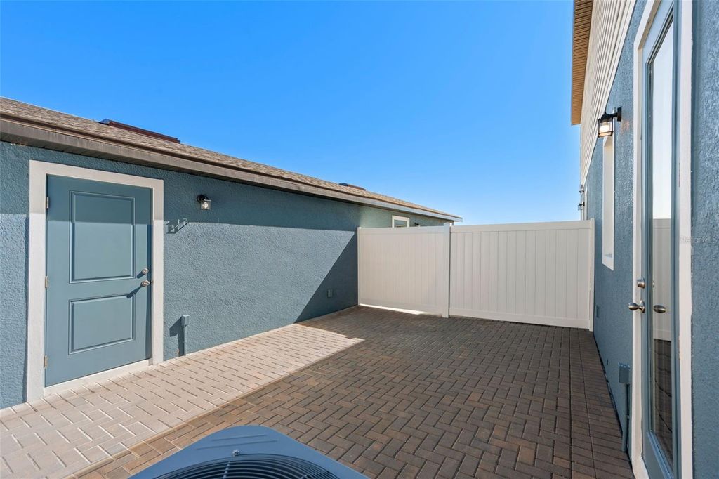 Image 28 of property listing at 711 BLISSFUL GARDENS WAY, Apopka, FL 32703