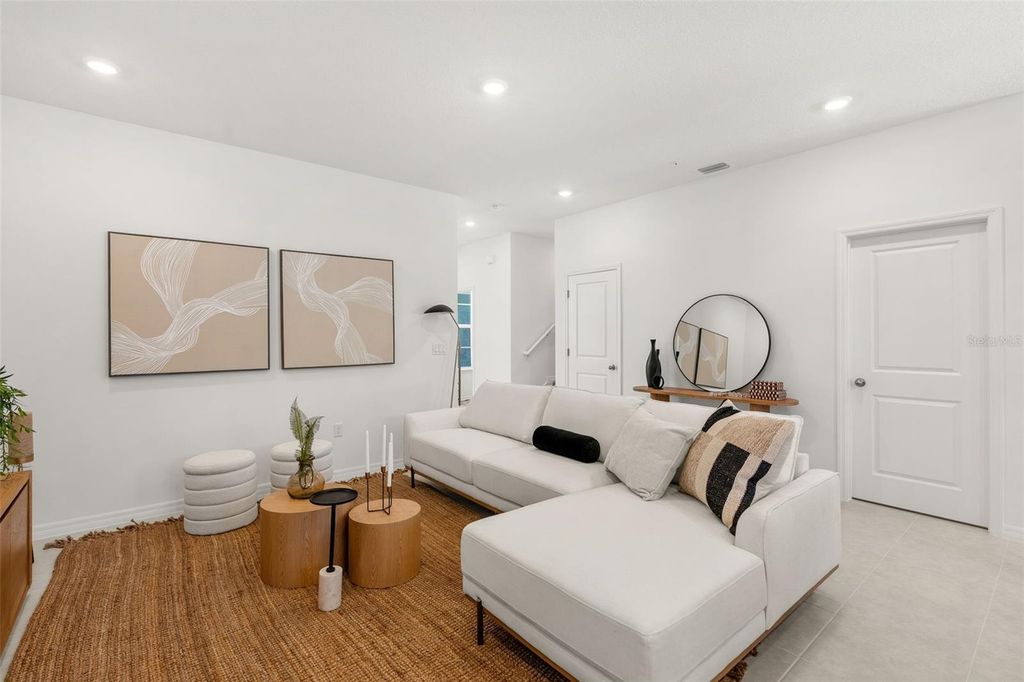 Image 5 of property listing at 711 BLISSFUL GARDENS WAY, Apopka, FL 32703