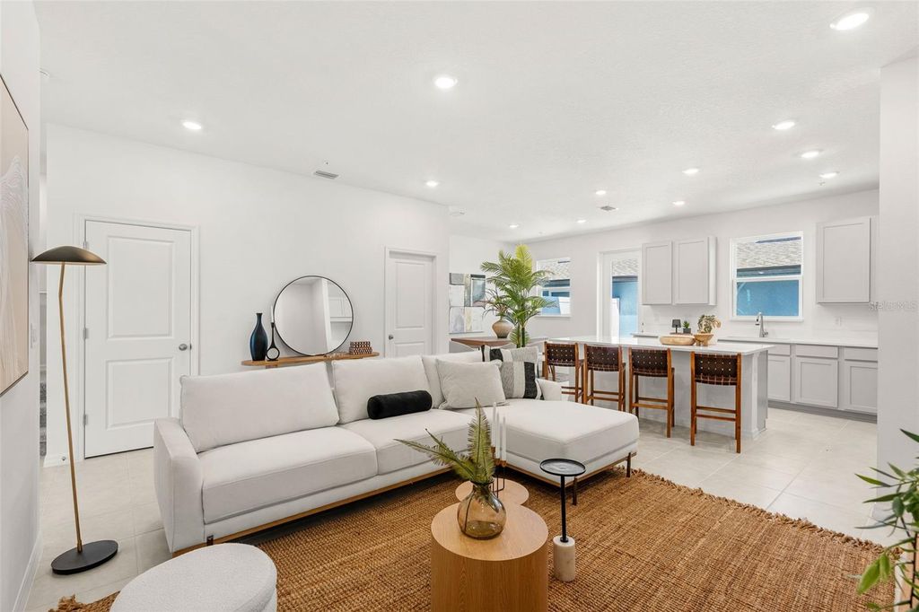 Image 6 of property listing at 711 BLISSFUL GARDENS WAY, Apopka, FL 32703