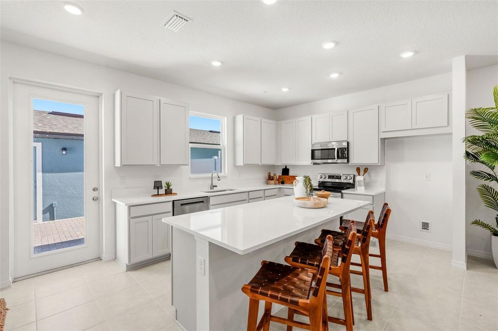 Image 7 of property listing at 711 BLISSFUL GARDENS WAY, Apopka, FL 32703