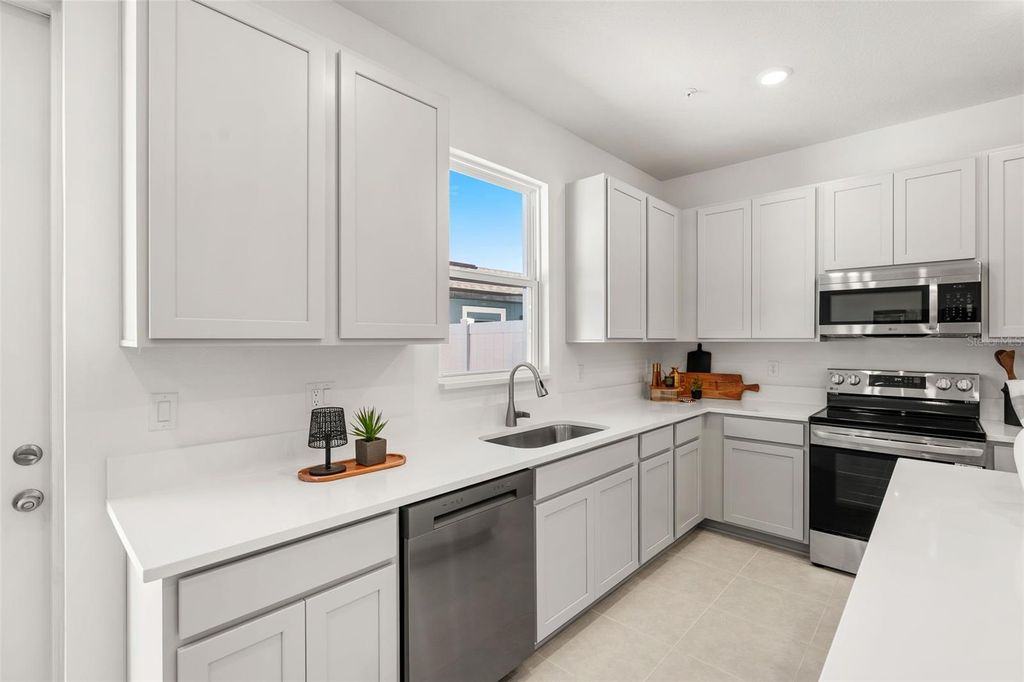 Image 8 of property listing at 711 BLISSFUL GARDENS WAY, Apopka, FL 32703