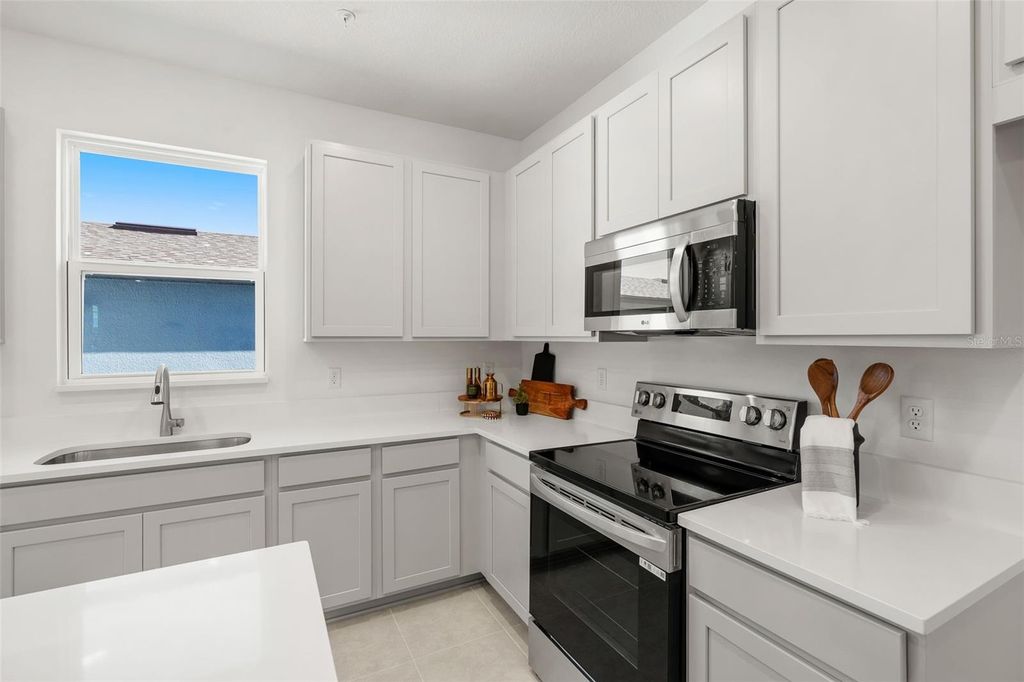 Image 9 of property listing at 711 BLISSFUL GARDENS WAY, Apopka, FL 32703