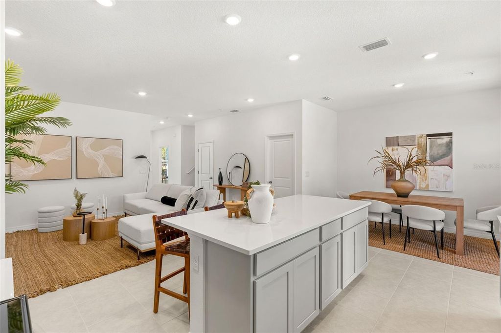 Image 10 of property listing at 711 BLISSFUL GARDENS WAY, Apopka, FL 32703