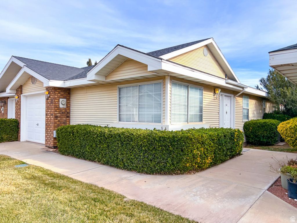 Image 2 of property listing at 2051 W CANYON VIEW DR, St. George, UT 84770