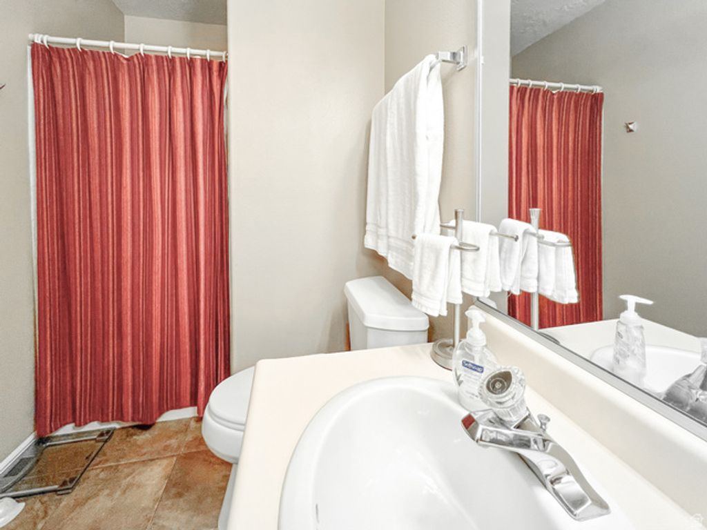 Image 17 of property listing at 2051 W CANYON VIEW DR, St. George, UT 84770