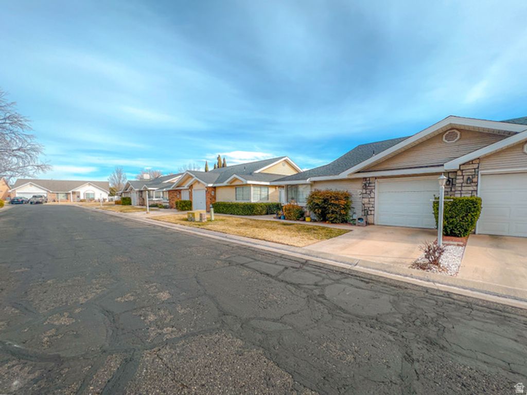 Image 3 of property listing at 2051 W CANYON VIEW DR, St. George, UT 84770