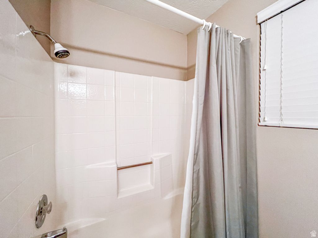 Image 23 of property listing at 2051 W CANYON VIEW DR, St. George, UT 84770