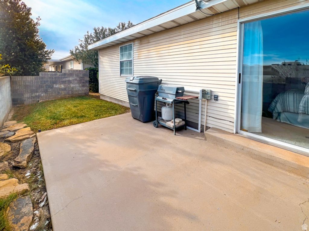 Image 27 of property listing at 2051 W CANYON VIEW DR, St. George, UT 84770