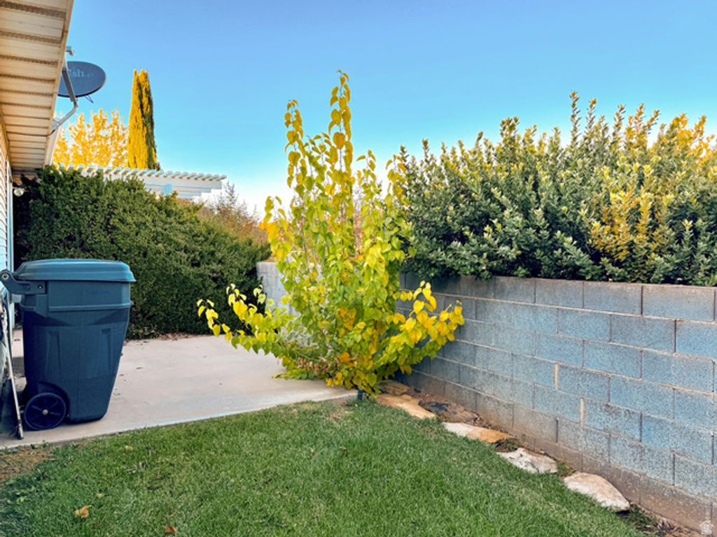 Image 28 of property listing at 2051 W CANYON VIEW DR, St. George, UT 84770