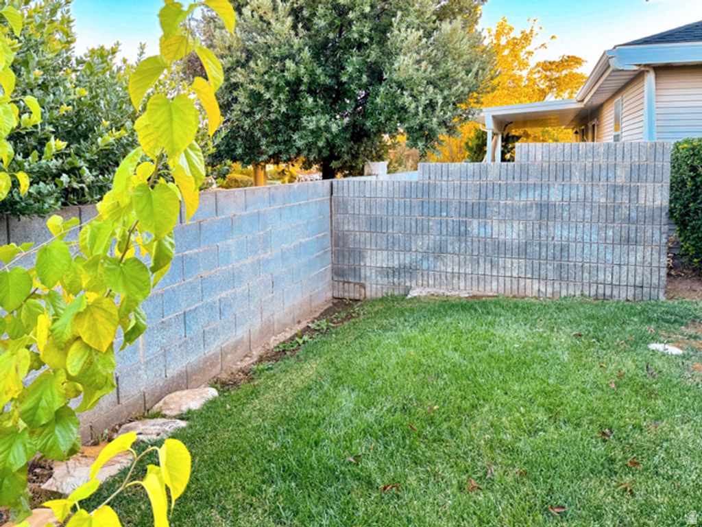 Image 29 of property listing at 2051 W CANYON VIEW DR, St. George, UT 84770
