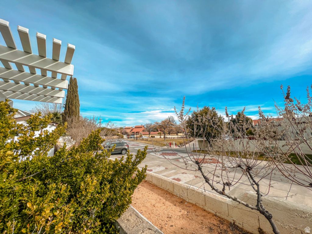 Image 30 of property listing at 2051 W CANYON VIEW DR, St. George, UT 84770