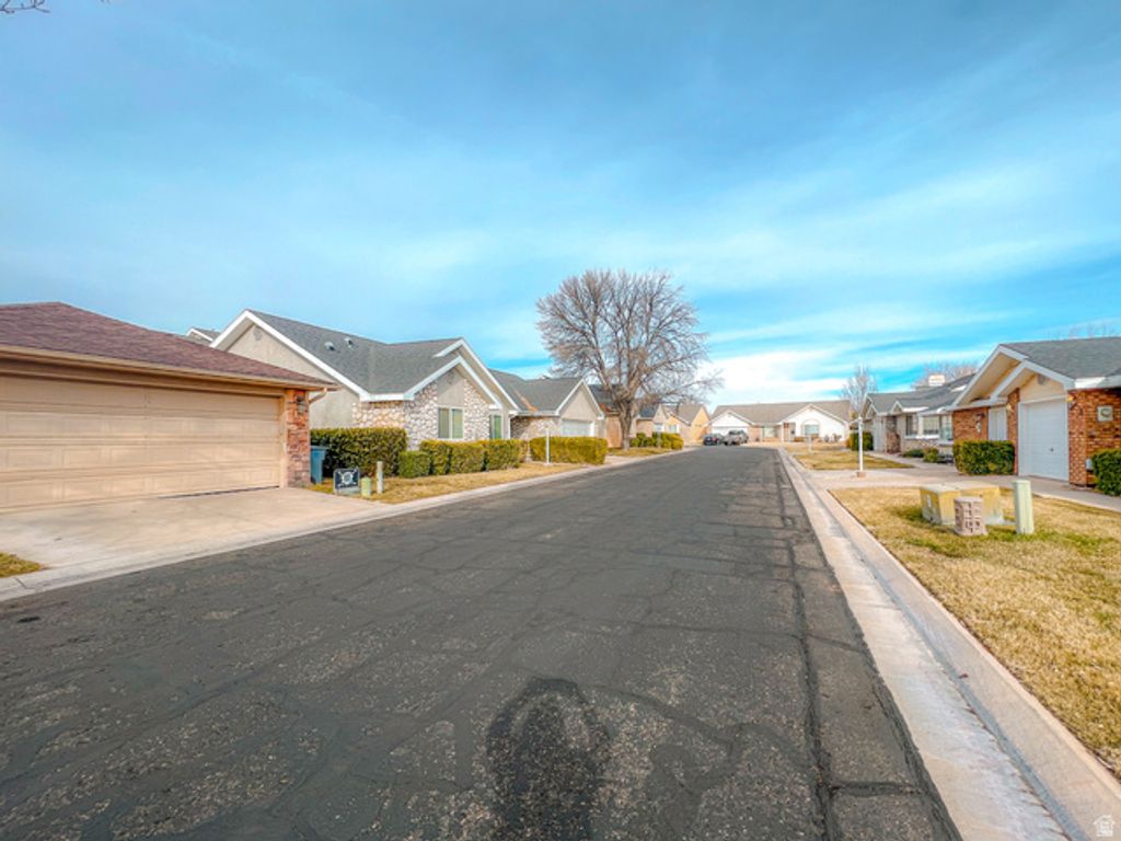 Image 4 of property listing at 2051 W CANYON VIEW DR, St. George, UT 84770
