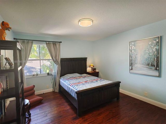 1035 Waterside Cir, Weston, FL 33327