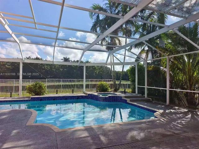 1035 Waterside Cir, Weston, FL 33327