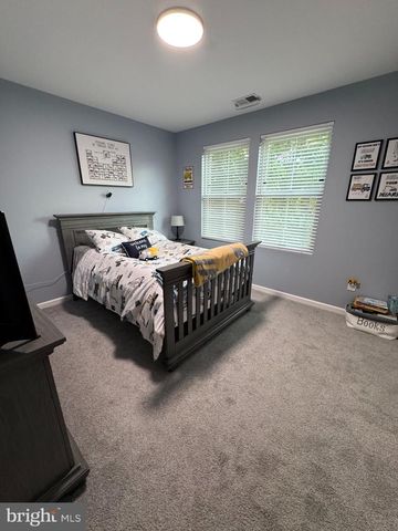 57 EVERGREEN LN, Levittown, PA 19054
