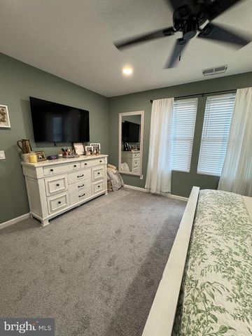 57 EVERGREEN LN, Levittown, PA 19054