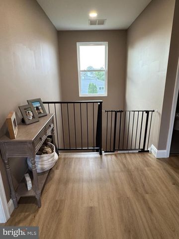 57 EVERGREEN LN, Levittown, PA 19054