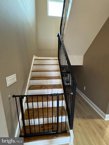 57 EVERGREEN LN, Levittown, PA 19054