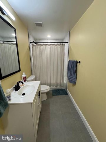 57 EVERGREEN LN, Levittown, PA 19054