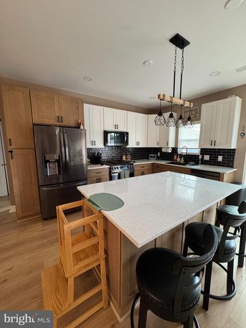 57 EVERGREEN LN, Levittown, PA 19054