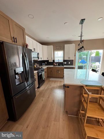 57 EVERGREEN LN, Levittown, PA 19054