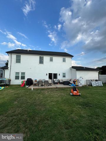 57 EVERGREEN LN, Levittown, PA 19054
