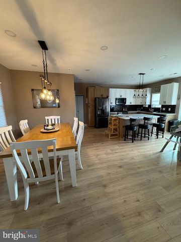 57 EVERGREEN LN, Levittown, PA 19054
