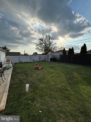 57 EVERGREEN LN, Levittown, PA 19054