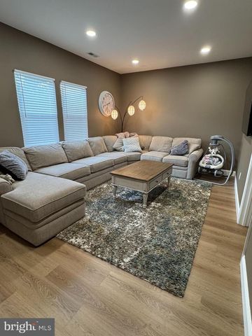 57 EVERGREEN LN, Levittown, PA 19054