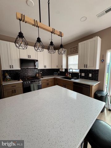57 EVERGREEN LN, Levittown, PA 19054