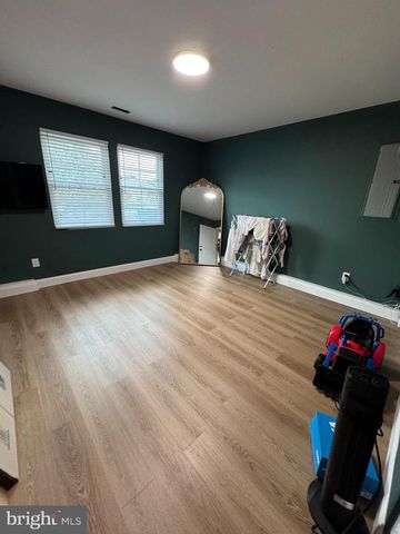 57 EVERGREEN LN, Levittown, PA 19054