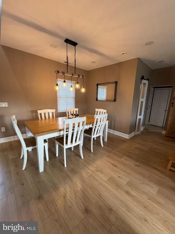 57 EVERGREEN LN, Levittown, PA 19054