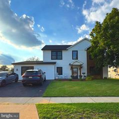 57 EVERGREEN LN, Levittown, PA 19054