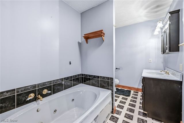 1511 Lake Front Drive, Salem, OH 44460