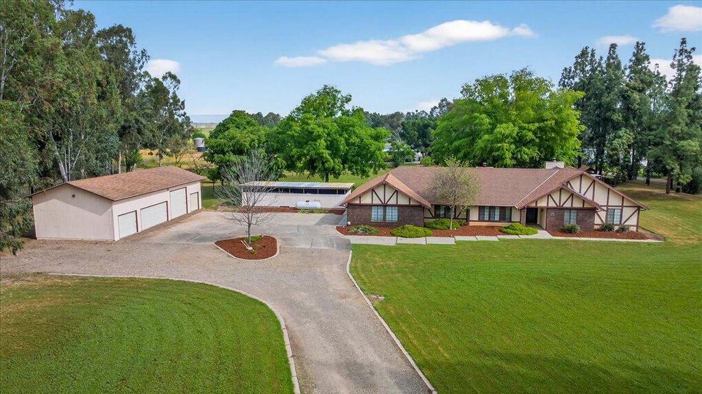 Image 1 of property listing at 11640 E Sierra Avenue, Clovis, CA 93619