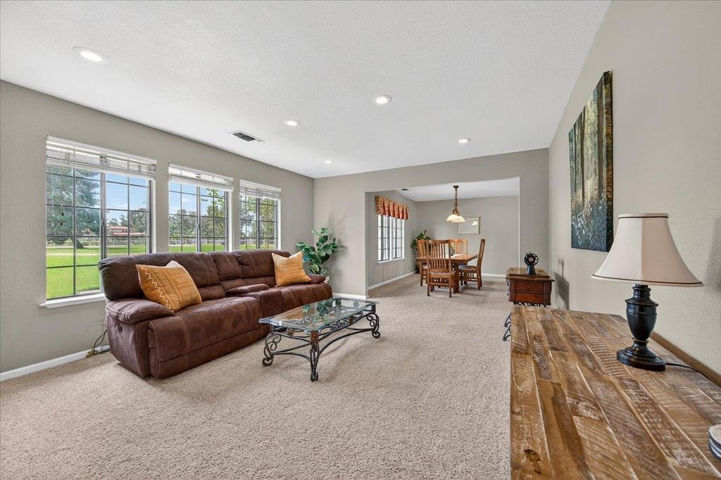 Image 10 of property listing at 11640 E Sierra Avenue, Clovis, CA 93619