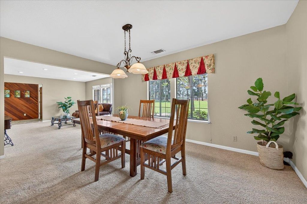 Image 11 of property listing at 11640 E Sierra Avenue, Clovis, CA 93619